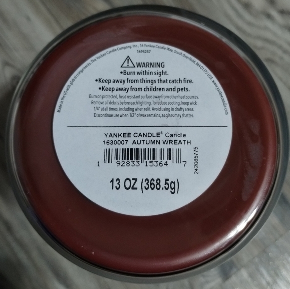 Yankee Candle 13 oz Autumn Wreath Two Wick - Picture 3 of 3